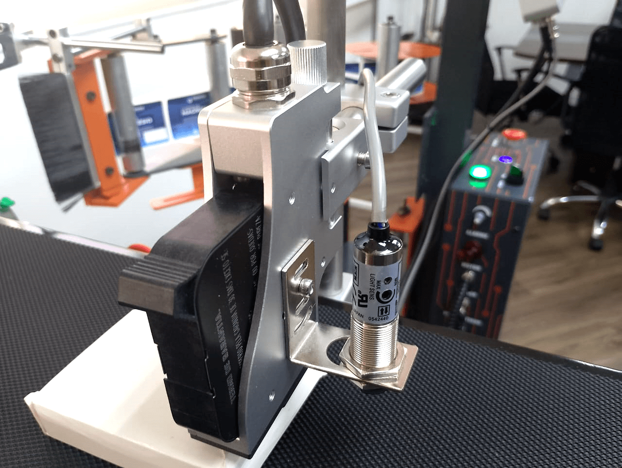 Versatilidade é a palavra-chave quando falamos do EMA120 PrintApply Inkjet, ele se adapta a diversos tipos de esteiras transportadoras, fechadoras e seladoras de caixas, linhas de envasamento e estações de finalização de produção.