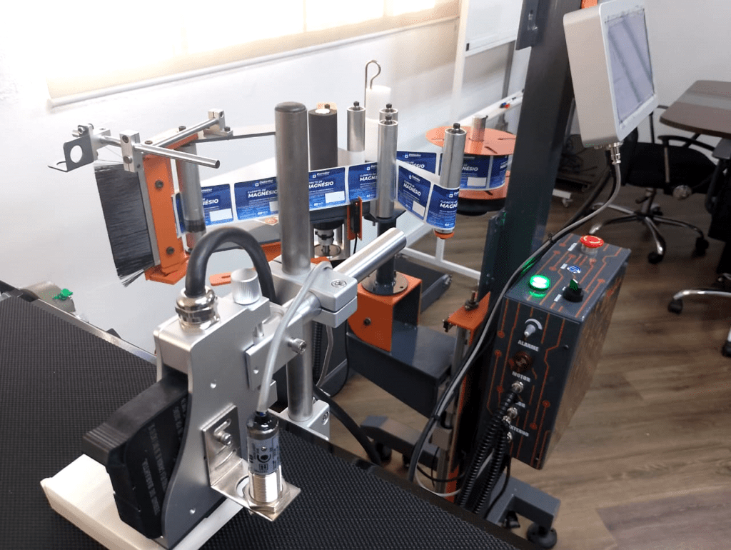 Versatilidade é a palavra-chave quando falamos do EMA120 PrintApply Inkjet, ele se adapta a diversos tipos de esteiras transportadoras, fechadoras e seladoras de caixas, linhas de envasamento e estações de finalização de produção.