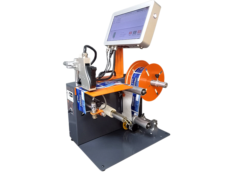 Com a função de dispensar as etiquetas e ao mesmo tempo fazer a marcação de informações finais de produto, o Dispensador de Etiquetas com Inkjet se torna um equipamento essencial para situações onde se precisa gravar lote, validade ou código de barras na parte final do processo de rotulagem.