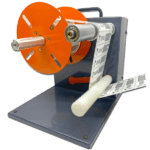 Ao incorporar o EMR150i da Emplaca em seu processo, não só se aprimorara a organização da central de impressão, resultando na produção de rolos prontos para aplicação, mas também permite que um operador gerencie simultaneamente mais de uma impressora, trazendo qualidade e eficiência para sua operação