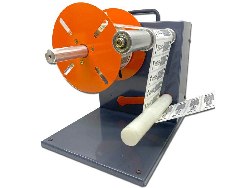 Ao incorporar os Rebobinadores de Etiquetas da Emplaca em seu processo, você não só aprimorara a organização da central de impressão, resultando na produção de rolos prontos para aplicação, mas também permite que um operador gerencie simultaneamente mais de uma impressora, trazendo qualidade e eficiência para sua operação.