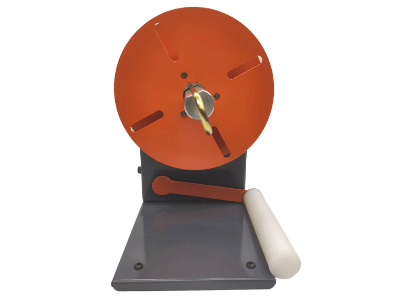 O Rebobinador de Etiquetas EMR150 foi desenvolvido para atender a demanda de rebobinar etiquetas, geradas em impressoras térmicas. Quando a demanda de etiquetas é grande, perde-se muito recurso organizando as etiquetas impressas e deixá-las prontas para a aplicação. Sendo este seu problema, é um produto que vai lhe ajudar.