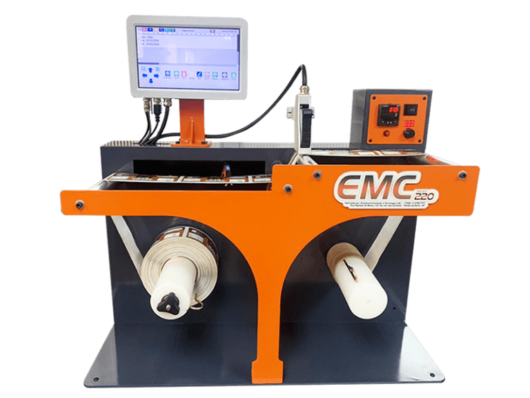 Com funcionamento simples e intuitivo ele utiliza sensor óptico-eletrônico para determinar contagem das etiquetas, O Contador de Etiquetas EMC220 Inkjet possui velocidade ajustável e painel de comando para escolher quantas etiquetas se deseja rebobinar conforme demanda. Alta definição, até 600dpi; Altura de fonte de 1mm até 50,8mm; Impressão em velocidades de até 40 metros por minuto; Impressão em etiquetas e rótulos com até 220 mm de largura; Possui painel de 7 polegadas touchscreen para ajuste de comandos; Controle do nível de tinta do cartucho e quantidade de impressões; Suporta rolos de 3 polegadas de diâmetro interno; Suporta predefinições de textos datas e imagens com atualização automática; Pode obter dados a partir de uma planilha Excel.