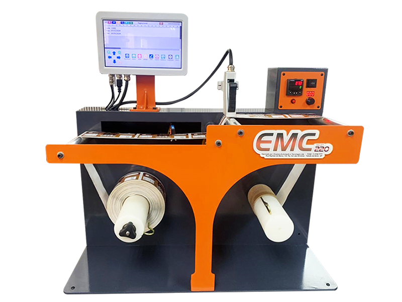 Com funcionamento simples e intuitivo ele utiliza sensor óptico-eletrônico para determinar contagem das etiquetas, O Contador de Etiquetas EMC220 Inkjet possui velocidade ajustável e painel de comando para escolher quantas etiquetas se deseja rebobinar conforme demanda. Alta definição, até 600dpi; Altura de fonte de 1mm até 50,8mm; Impressão em velocidades de até 40 metros por minuto; Impressão em etiquetas e rótulos com até 220 mm de largura; Possui painel de 7 polegadas touchscreen para ajuste de comandos; Controle do nível de tinta do cartucho e quantidade de impressões; Suporta rolos de 3 polegadas de diâmetro interno; Suporta predefinições de textos datas e imagens com atualização automática; Pode obter dados a partir de uma planilha Excel.