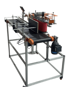 Rotuladora SIMUM 6 LZ: rotulagem precisa em embalagens cilíndricas. Alta performance, versatilidade e integração fácil na linha de produção.